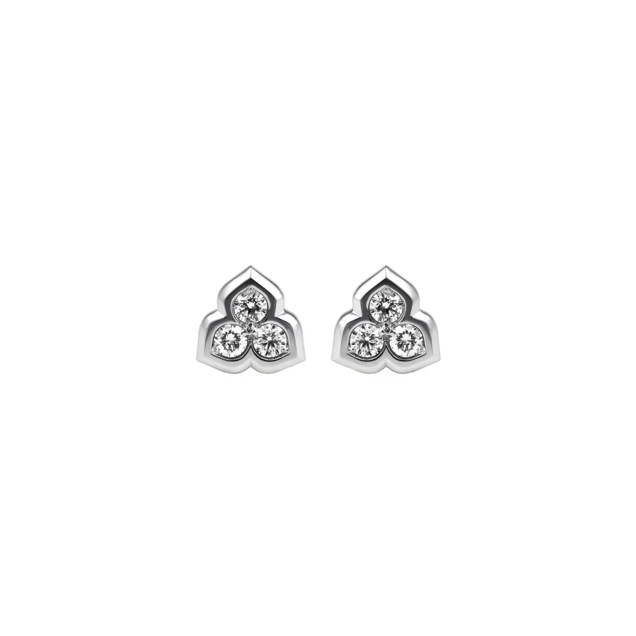 Stud earrings in white gold with three diamonds image 1